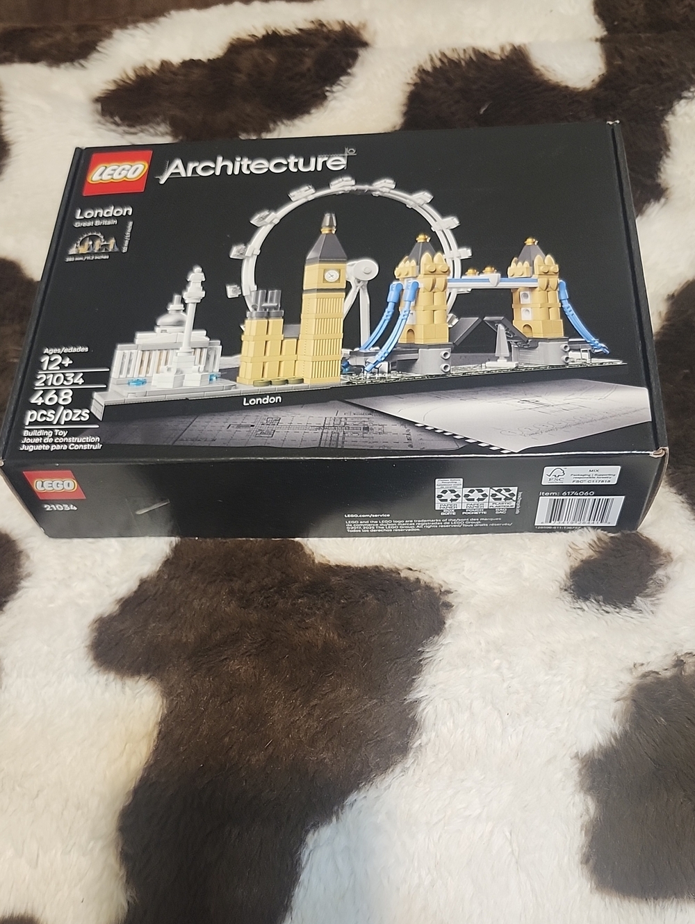 LEGO London Skyline Set in Black with Gold and Blue Accents